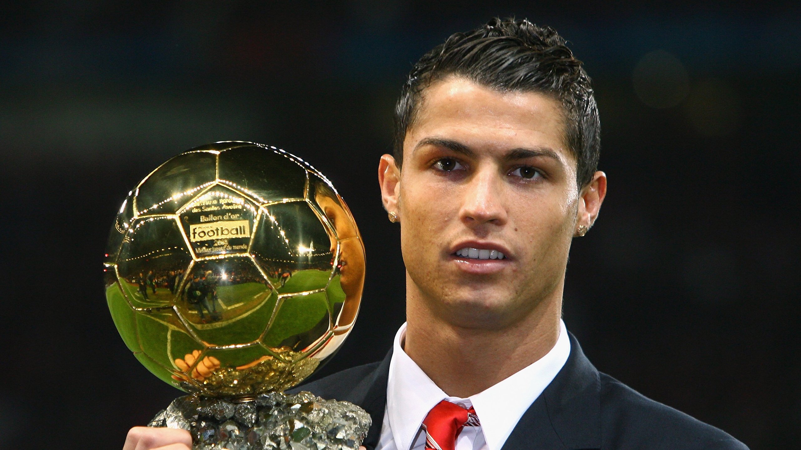 VAR争议:关键判罚案例复盘与技术改进建议,var案例分析